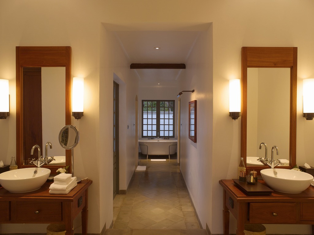 RS141_Amantaka - Suite Bathroom & Vanity-lpr                    